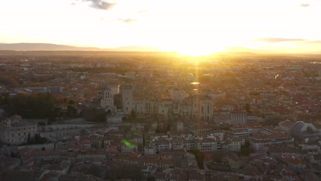 Historischer-Palast-Der-Päpste-Avignon,-Mittelalterliches-Gebäude,-Luftaufnahme-Des-Sonnenaufgangs